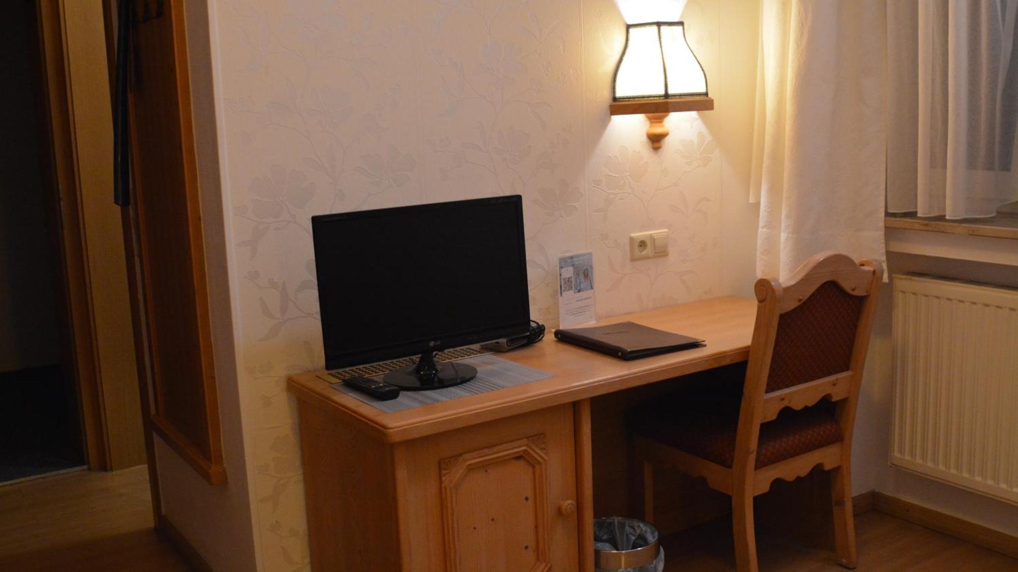Hotel-Gasthof Zur Rose Weissenhorn Room photo