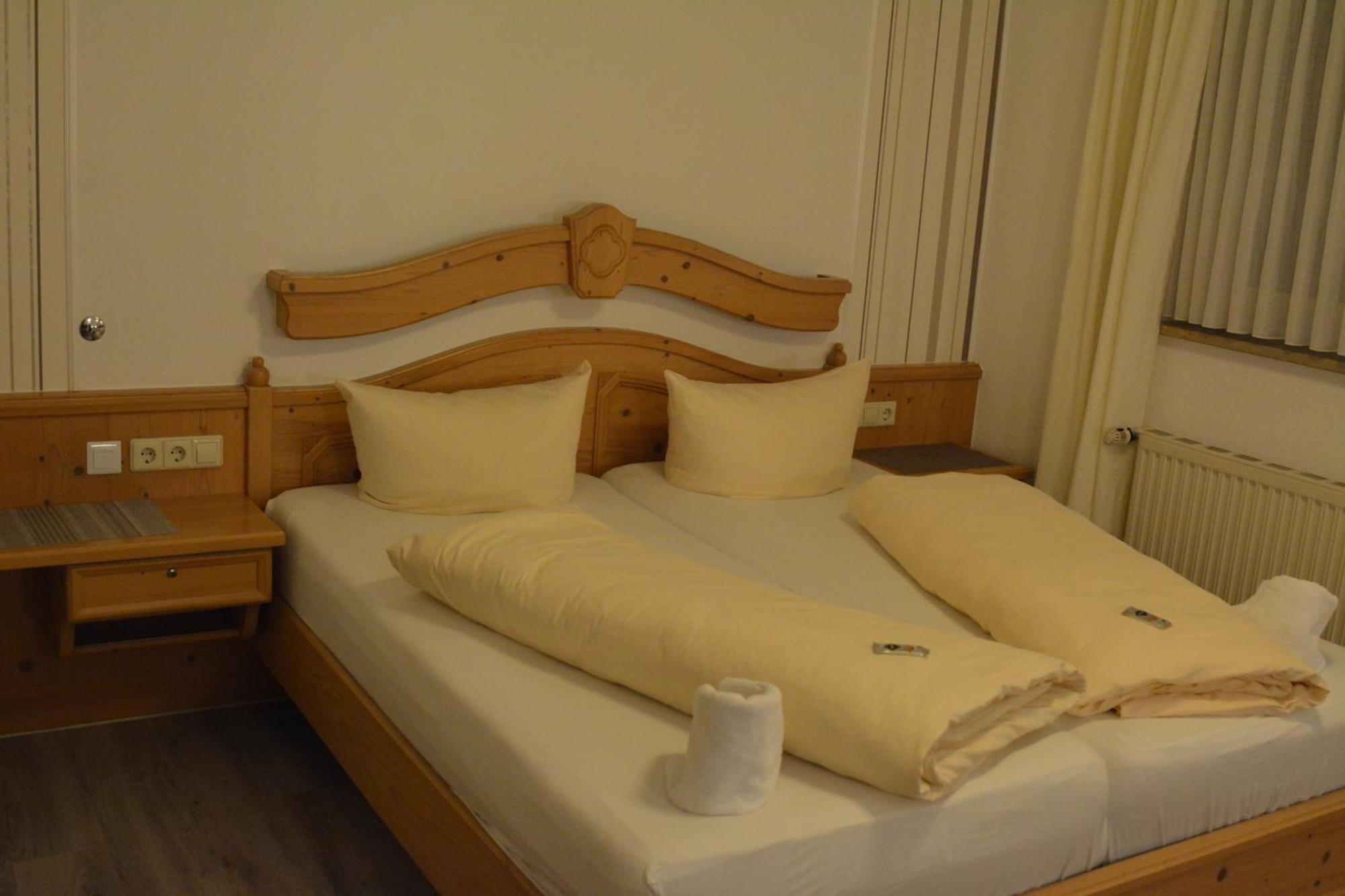 Hotel-Gasthof Zur Rose Weissenhorn Room photo