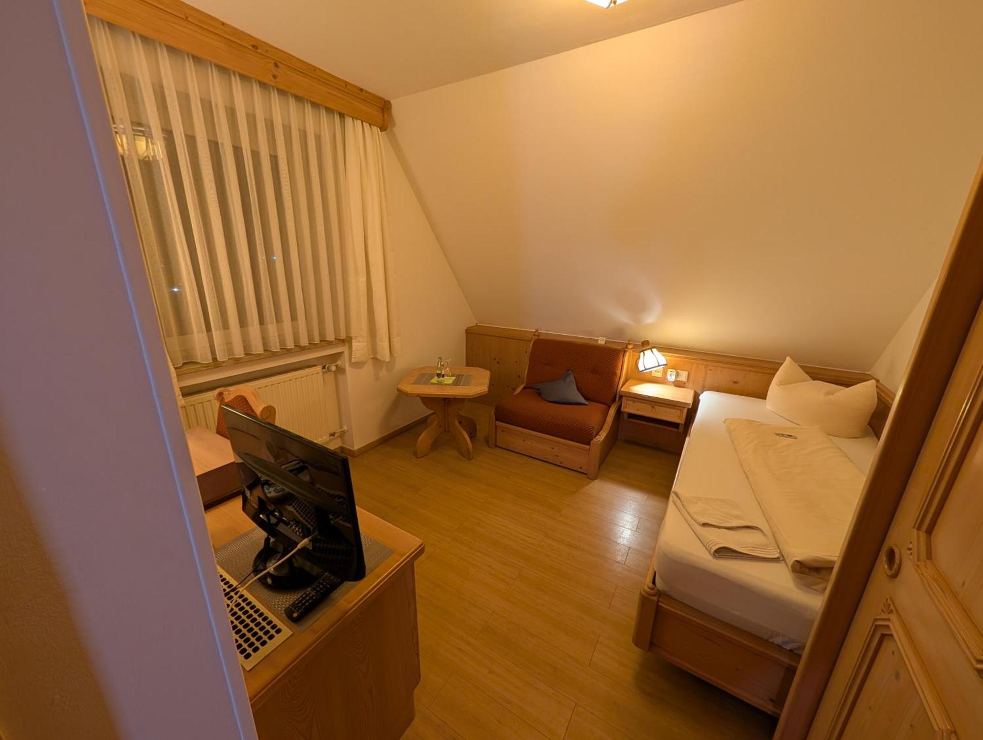 Hotel-Gasthof Zur Rose Weissenhorn Room photo