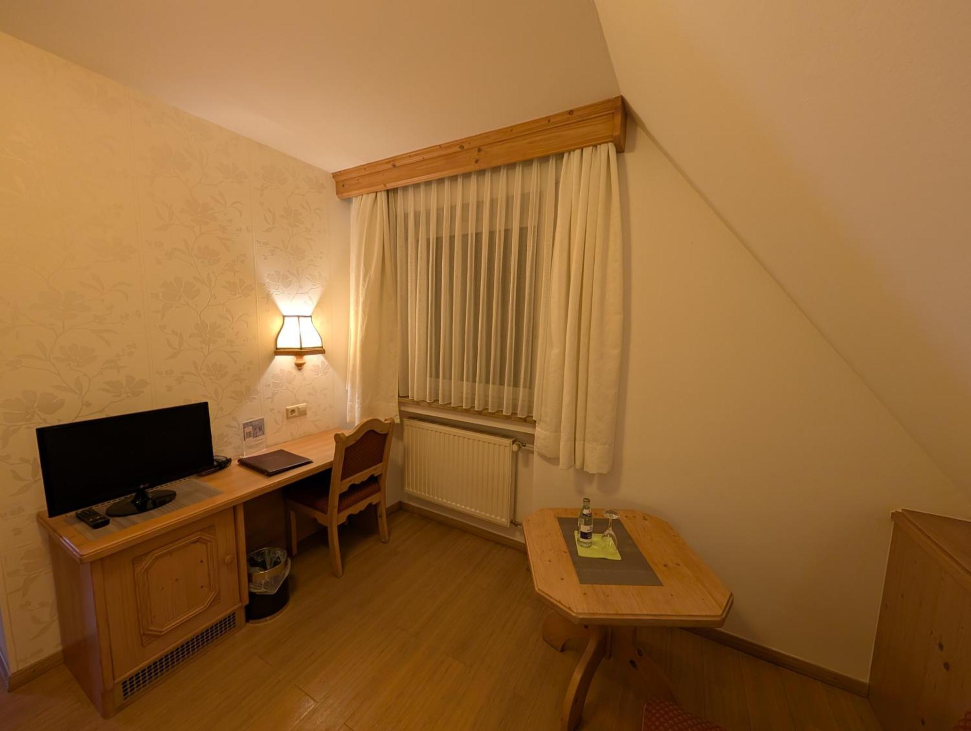 Hotel-Gasthof Zur Rose Weissenhorn Room photo