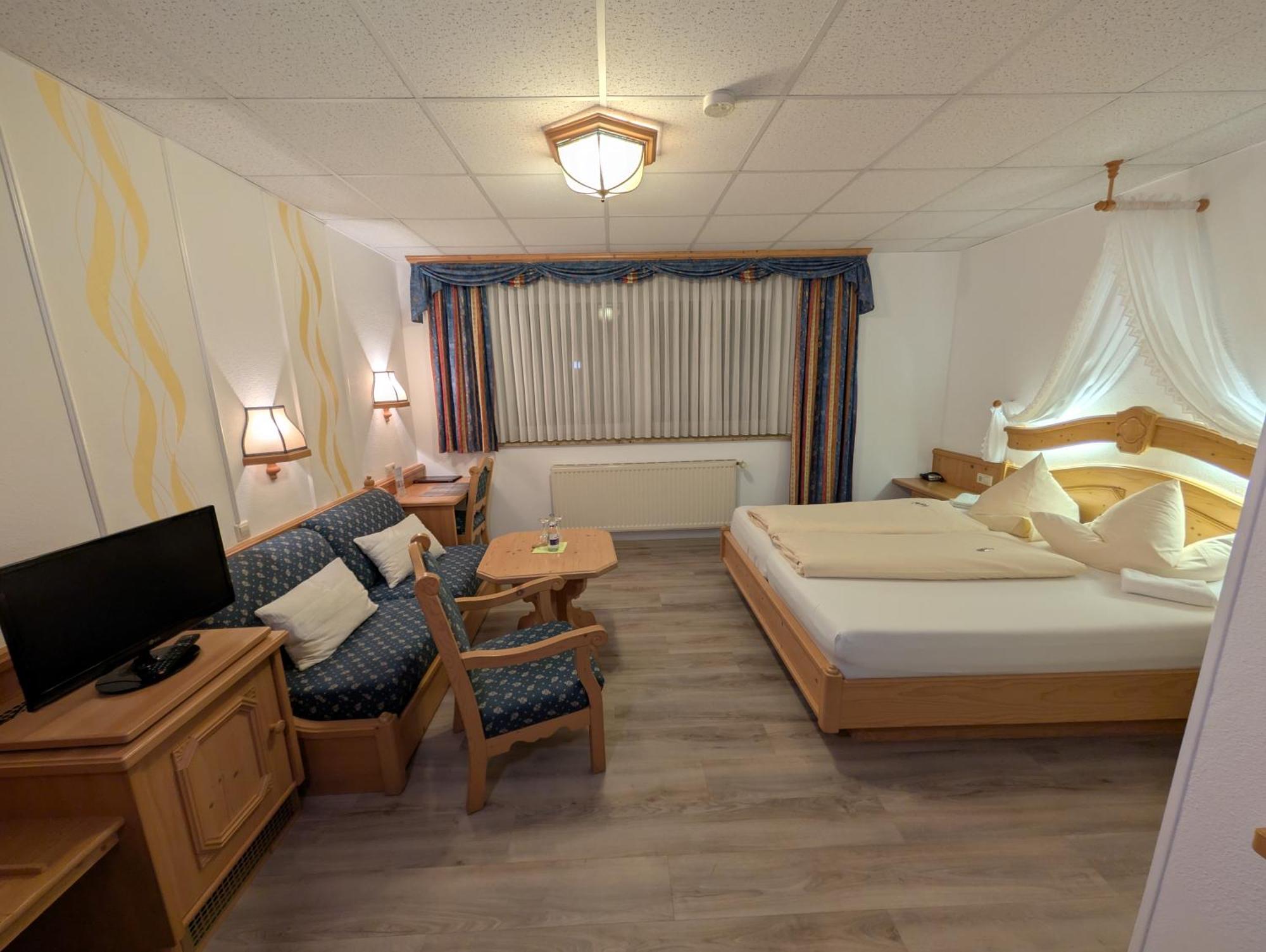 Hotel-Gasthof Zur Rose Weissenhorn Room photo