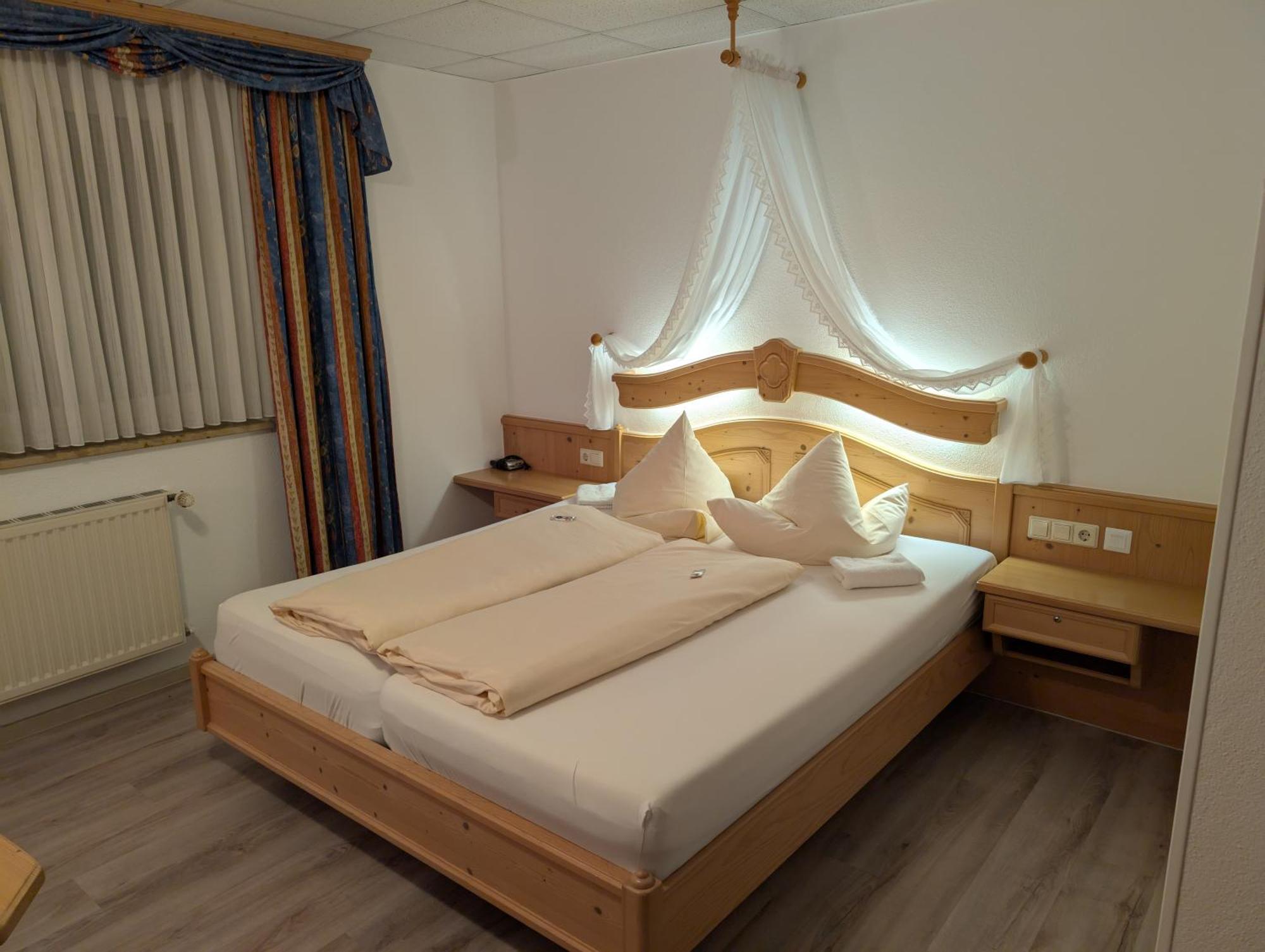 Hotel-Gasthof Zur Rose Weissenhorn Room photo